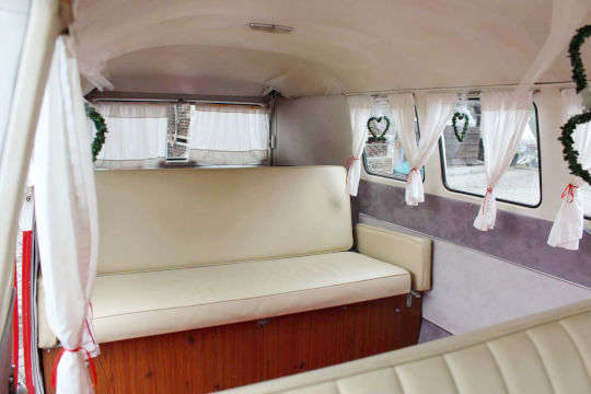 Geschmücktes Hochzeitsfahrzeug unser Oldtimer VW Bulli T1 von innen