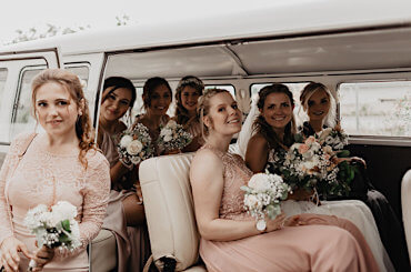 Foto Braut und Gäste im gemietet Hochzeits Oldtimer VW Bulli 