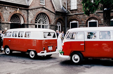 2 gemietete Oldtimer VW Bulli T1 für eine Hochzeit 