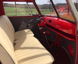 Foto von Fahrerhaus und Frontsitzen eines Oldtimer VW Bulli T1 frisch renoviert in rot-weiss lackiert