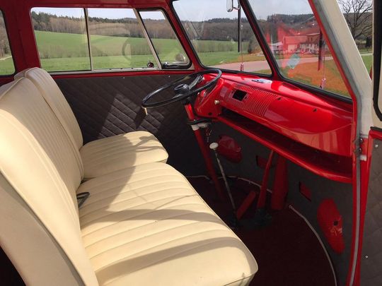 Foto von Fahrerhaus und Frontsitzen eines Oldtimer VW Bulli T1 frisch renoviert in rot-weiss lackiert