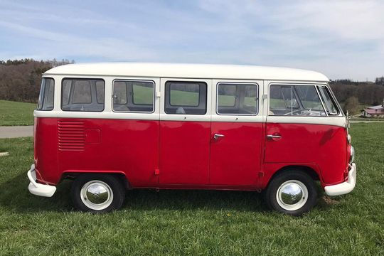 Foto von der Seitenansicht eines restaurierten VW Bulli T1 Baujahr 1973