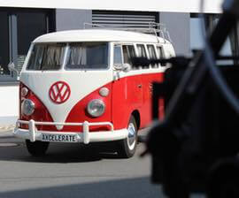 Foto von unserem restaurierten oldtimer VW Bus auf dem parkplatz für Fotoshooting 